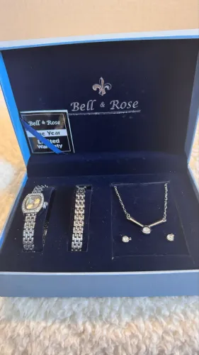 Kit relógio, pulseira, brincos e colar, Bell e Rose. Ideal para presentear.