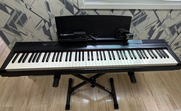 Piano Yamaha P-105 + Suporte + Pedal SEM USO + Estante para partitura
