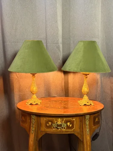 Par de Abajurs Antigos Exclusivos: Elegância Clássica em Bronze Maciço e Veludo
