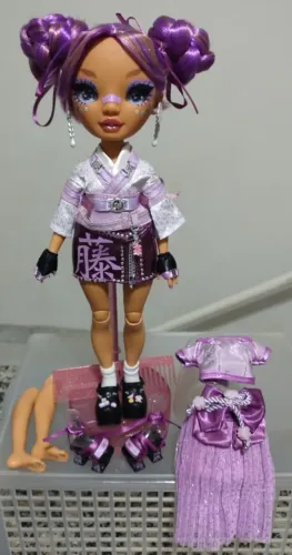 Boneca Rainbow High Lila. Leia descrição 