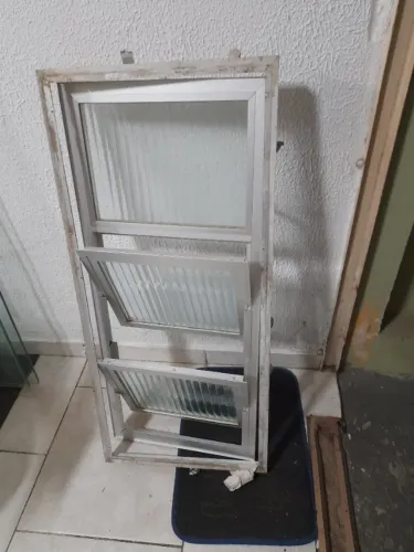 Janela Vitro basculante de aluminio