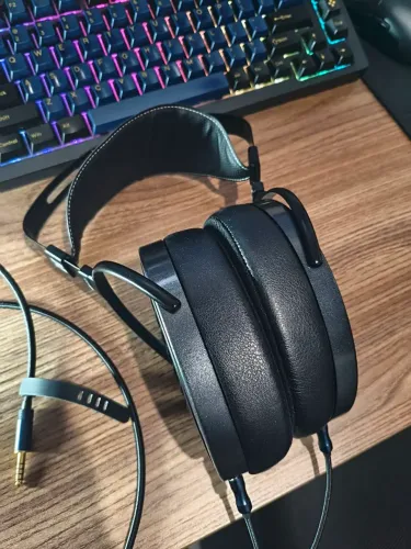 Headphone Arya Stealth + case (menos de 2 meses de uso)