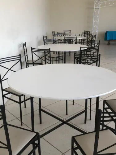 Kit 25 mesas e 150 cadeiras metálicas em ótima condição