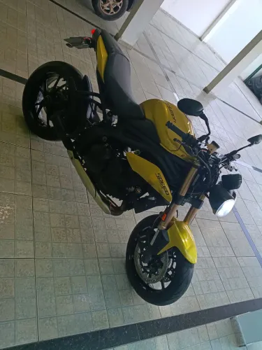 Moto triumph speed triple 1050