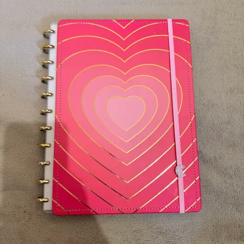 Caderno inteligente rosa com coração em dourado 