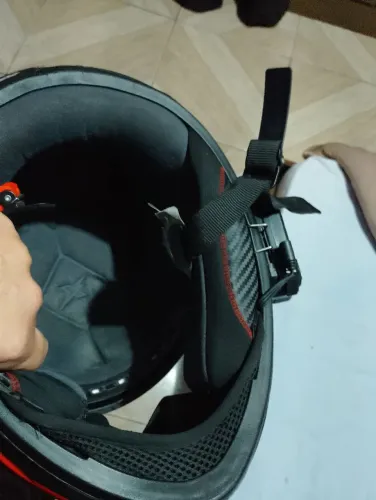 Vendo capacete com fone de ouvido 