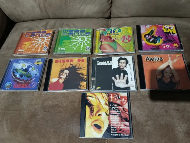 Vendo esses cds 100 reais tudo