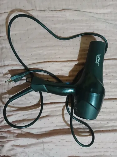 Secador de cabelo Taiff modelo ST 200, operando em 220V com potência entre 2200W e 2400W