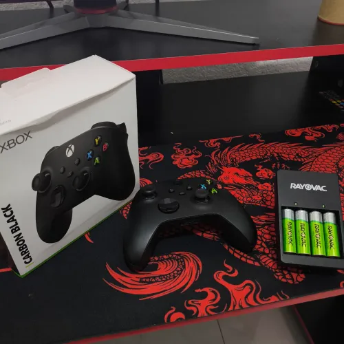 Controle Sem Fio Xbox Series X|S (Acompanha caixa e kit de pilhas recarregáveis)