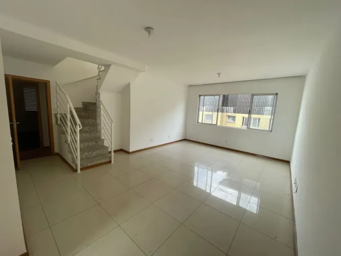 Cobertura de 3 quartos no bairro Castelo, localização excelente próximo ao comercio.