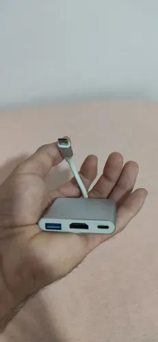 Adaptador HDMI hub USB-C multiporta.