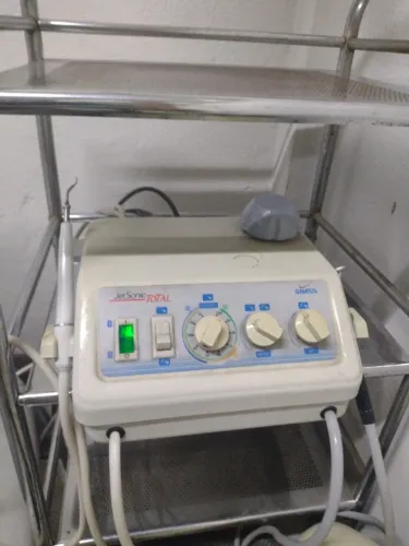 Ultrassom jato de bicarbonato odontológico