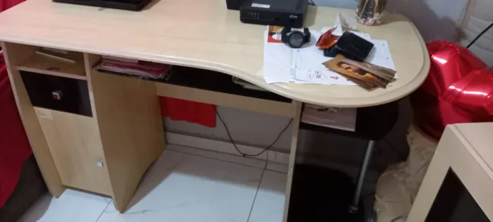 Escrivaninha de sala bege