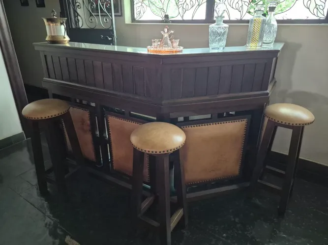 Bar em madeira maciça