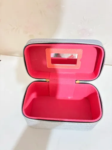 Bolsa Maleta Feminina prateada com brilho para maquiagem