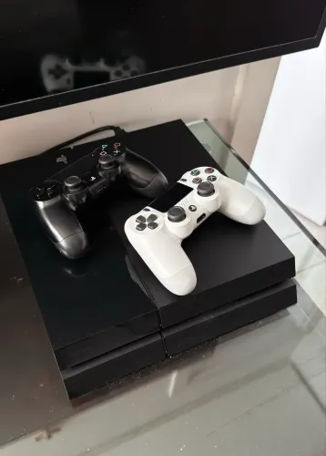 PlayStation 4, HD 2TB e 2 controles.