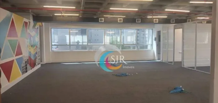 Conjunto comercial na Vila Olímpia, São Paulo.