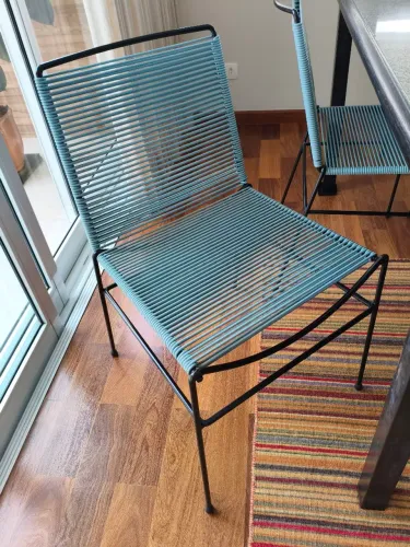 Conjunto de cadeiras Tok & Stok com cordões de pvc azul-turquesa em perfeito estado.