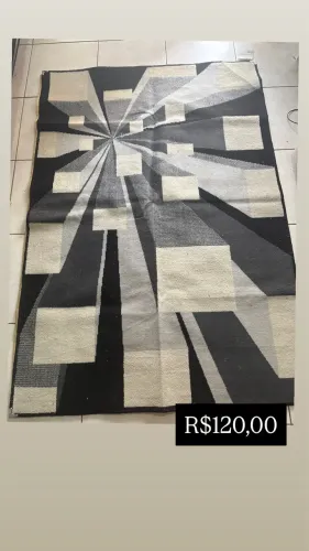 Vendo Tapete Preto ,branco e cinza