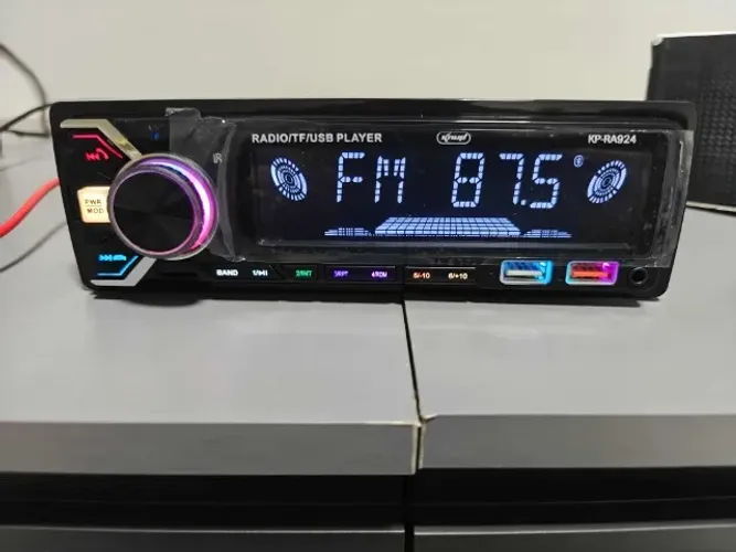Radio Bluetooth,Aux,Cartão e duas entradas usb, uma recarrega celular