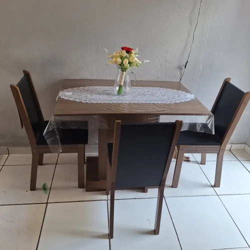 Jogo de mesa com 4 cadeiras