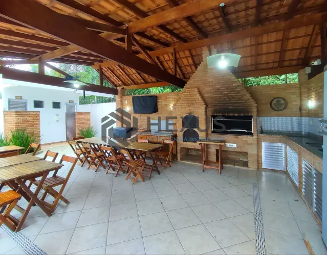 Apartamento com varanda e lazer na praia da Enseada, Guaruja