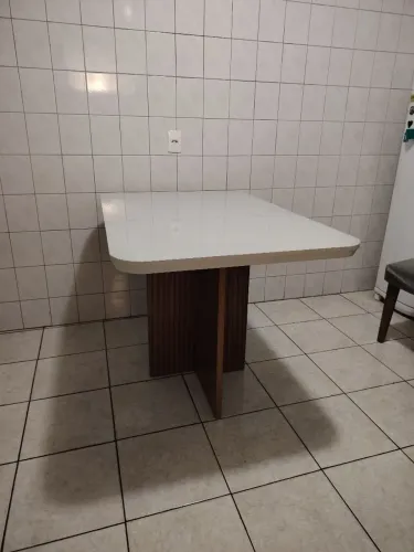 Mesa de jantar com 4 cadeiras