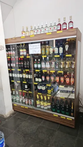 Expositor para bebidas de madeira e vidro 2,490,00