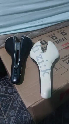 Selim bike competição Ardea Fizik Branco e Astor 