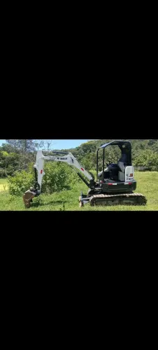 Mini escavadeira Bob CAT e26