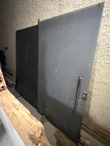 porta vidro metálica de duas folhas