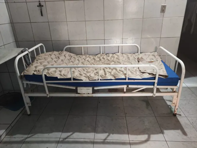 Cama hospitalar (com colchões perfeitos)