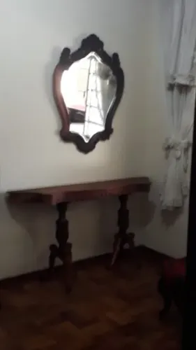 Lindo Conjunto de Aparador com Espelho, em estilo clássico... Antiguidade de rara beleza.