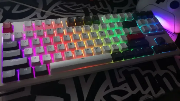 Teclado mecânico Royal Kludge RK R87 em excelente estado.
