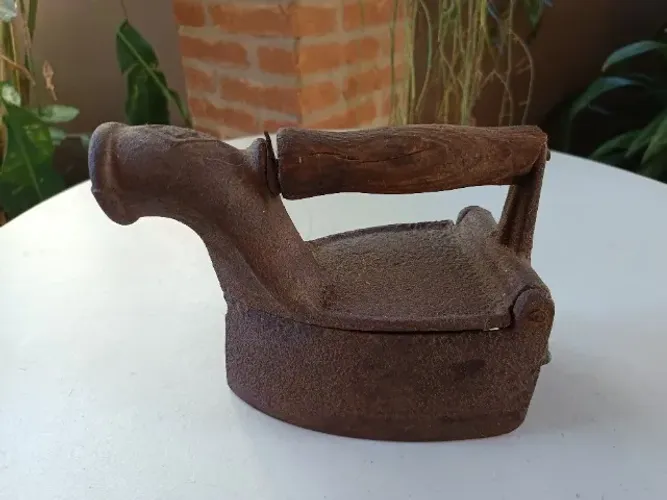 Relíquia: Ferro de Passar Antigo a Brasa