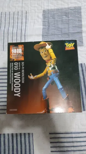 Boneco sci- revoltech toy story Woody.