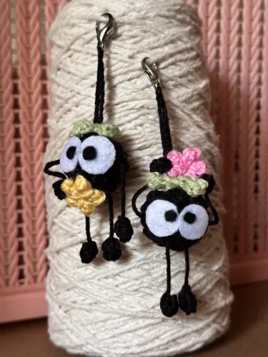 Chaveiro Totoro susuwatari de amigurumi