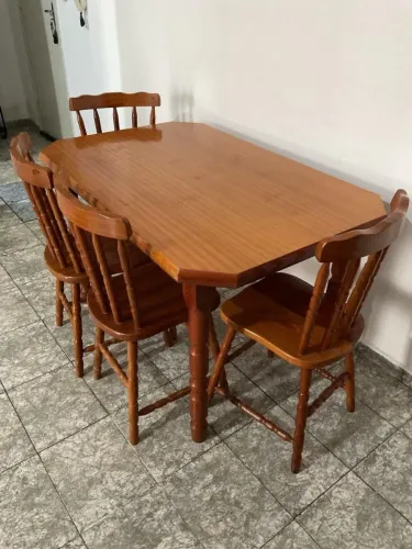 Mesa de madeira 4 cadeiras