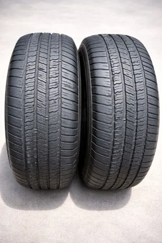 Vende-se 2 pneus Bridgestone usados 265/65/R 17