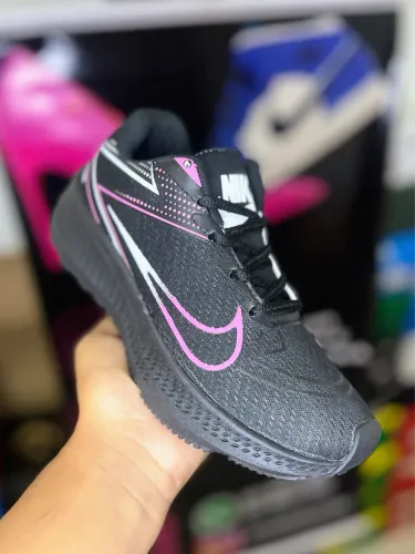 Tênis Nike feminino preto e rosa leve e confortável 