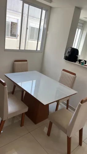 Mesa com 4 cadeira