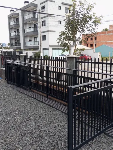 Vende-se grade para sacada, com portão lateral.
