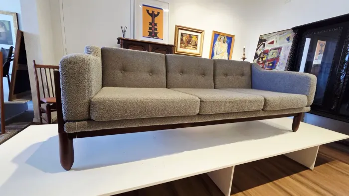 Sofá vintage anos 60com base em madeira e estofamento em boucle. 180x 70cm 
