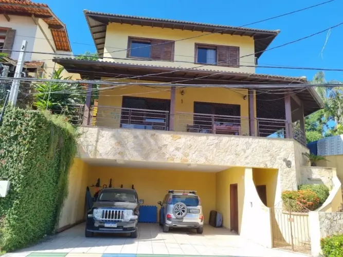 BS IMOBILIÁRIA ALUGA! Camboinhas: Condomínio Jardim Camboatá. Casa triplex com terreno med