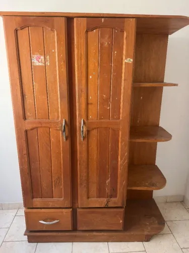 Vendo guarda roupa valor R$ 600,00 mas podemos negociar número para contato *03.