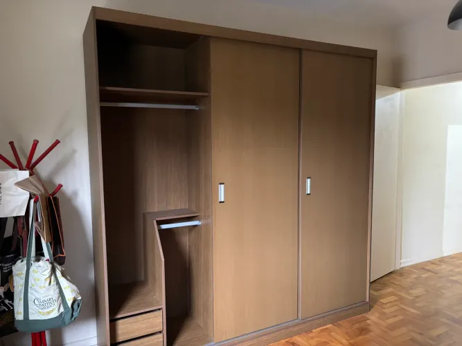 Armário casal modulado com portas deslizantes. Não faço entrega. É preciso desmontar.