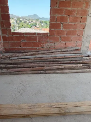 Vendo 37 escoras e 8 tábuas de 10