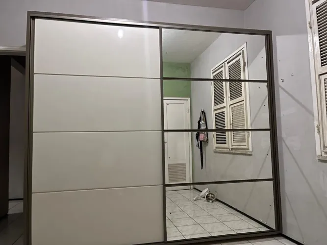 Elegante guarda roupa de casal. Super conservado!!