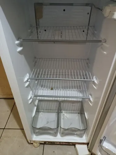 Vendo geladeira funcionando perfeitamente sem defeitos nenhum, quem gela é ela