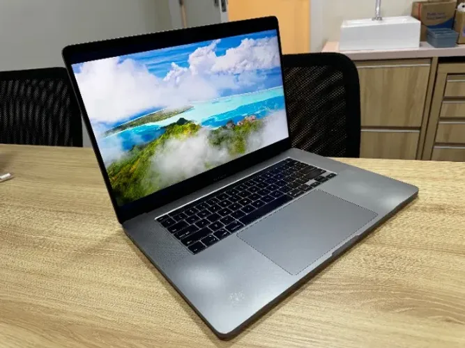 Apple MacBook Pro - A2141 - 16" - Intel Core i7 - Touch Bar - Pl. Vídeo AMD 4GB - 16GB Ram